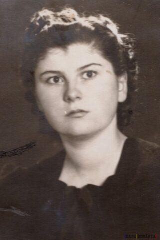 Portret alb-negru al unei femei tinere