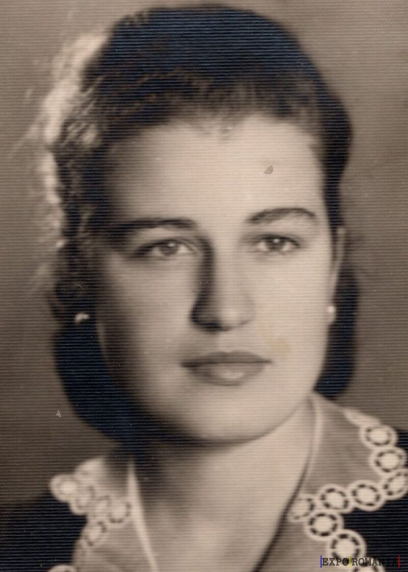 Portret alb-negru al unei femei tinere