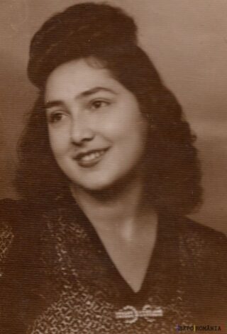 Fotografie veche de epocă a unei femei zâmbitoare