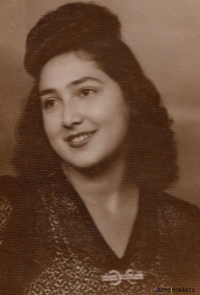 Fotografie veche de epocă a unei femei zâmbitoare