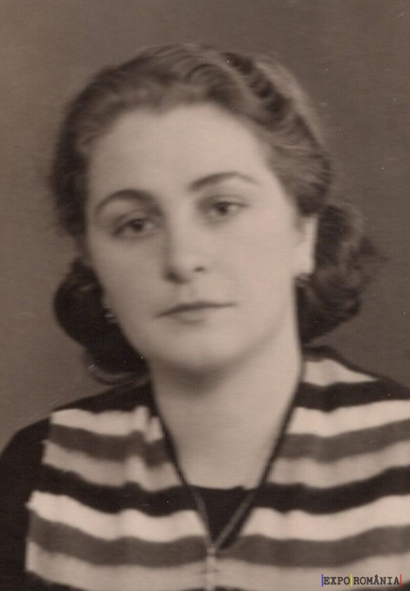 Portret de femeie în alb-negru