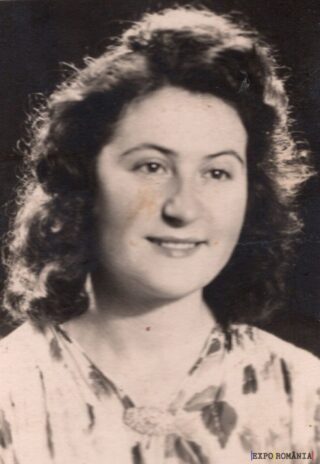 Portret vechi al unei femei zâmbitoare