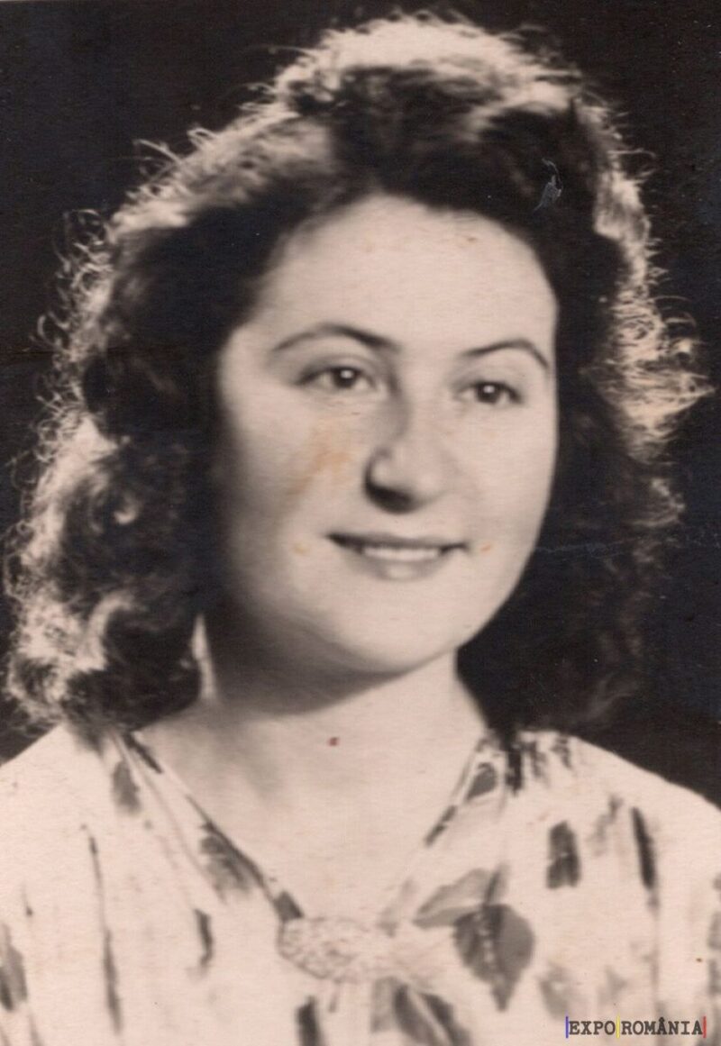 Portret vechi al unei femei zâmbitoare