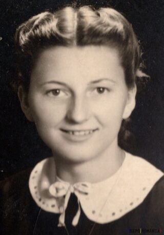 Portret clasic alb-negru al unei femei zâmbitoare