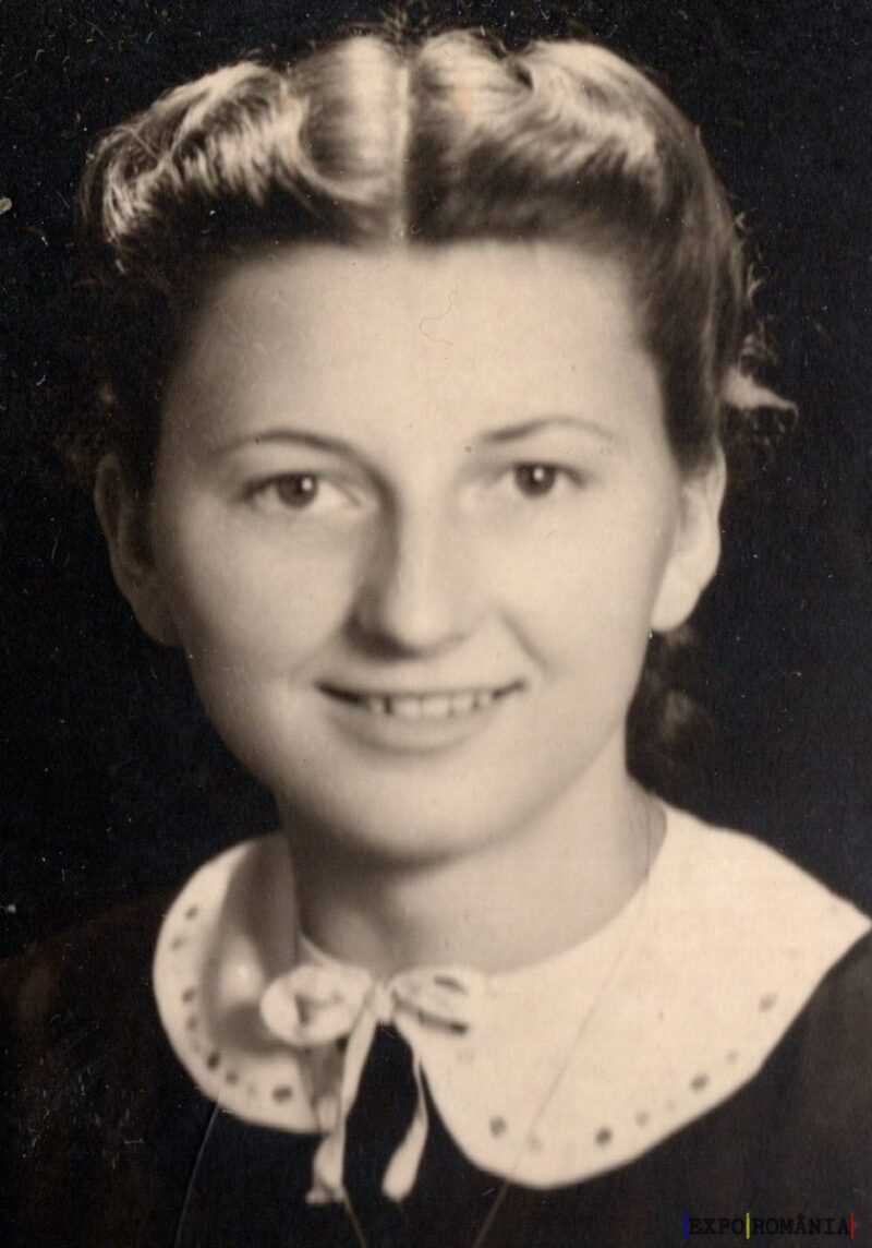 Portret clasic alb-negru al unei femei zâmbitoare