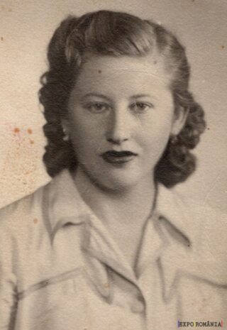 Portret alb-negru al unei femei tinere