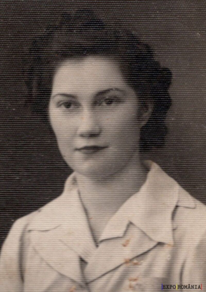 Portret alb-negru al unei femei tinere