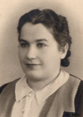 Portret alb-negru al unei femei