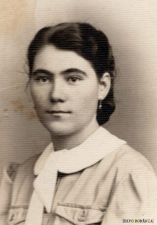 Portret alb-negru al unei femei tinere