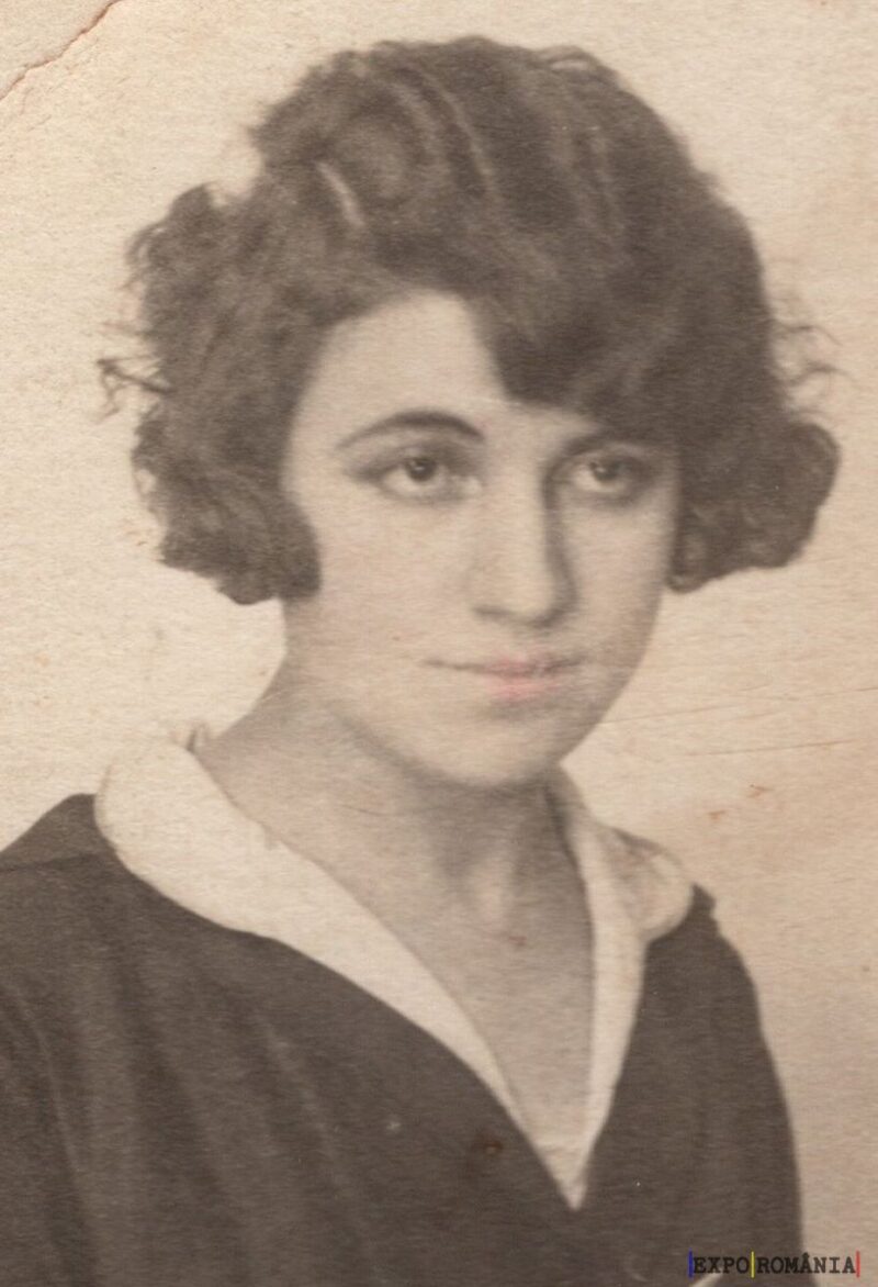 Portret vechi al unei femei zâmbitoare