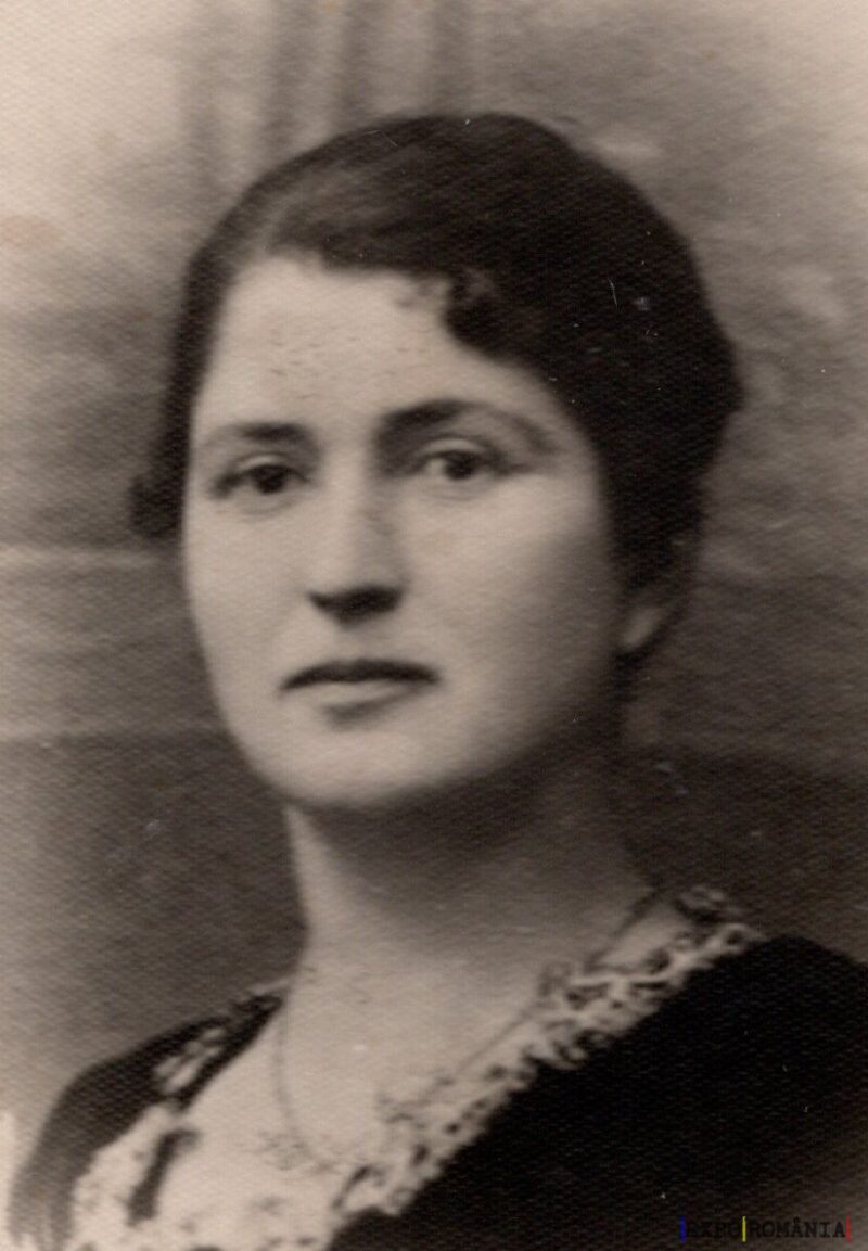 Portret vechi alb-negru al unei femei