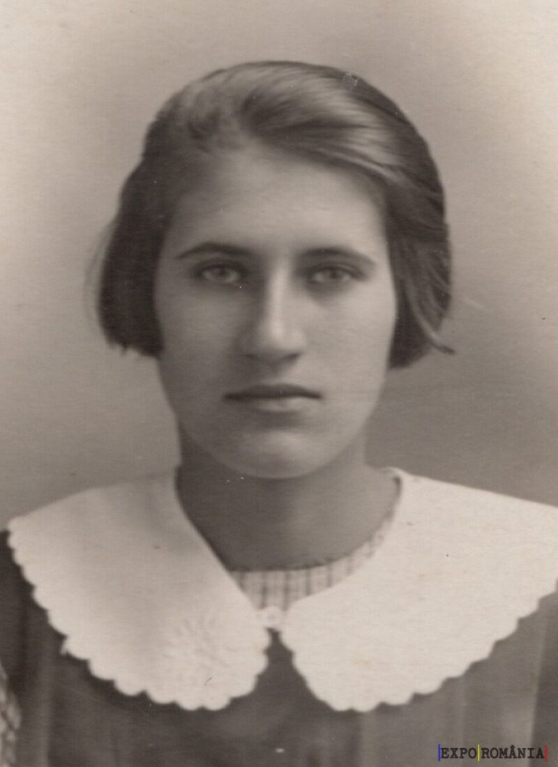 Portret alb-negru: tânăra cu guler brodat