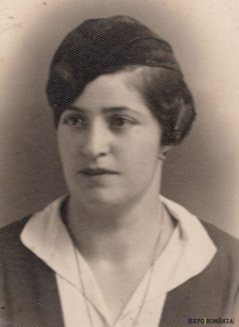 Portret alb-negru al unei femei tinere