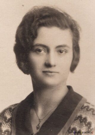 Portret vintage al unei femei tinere