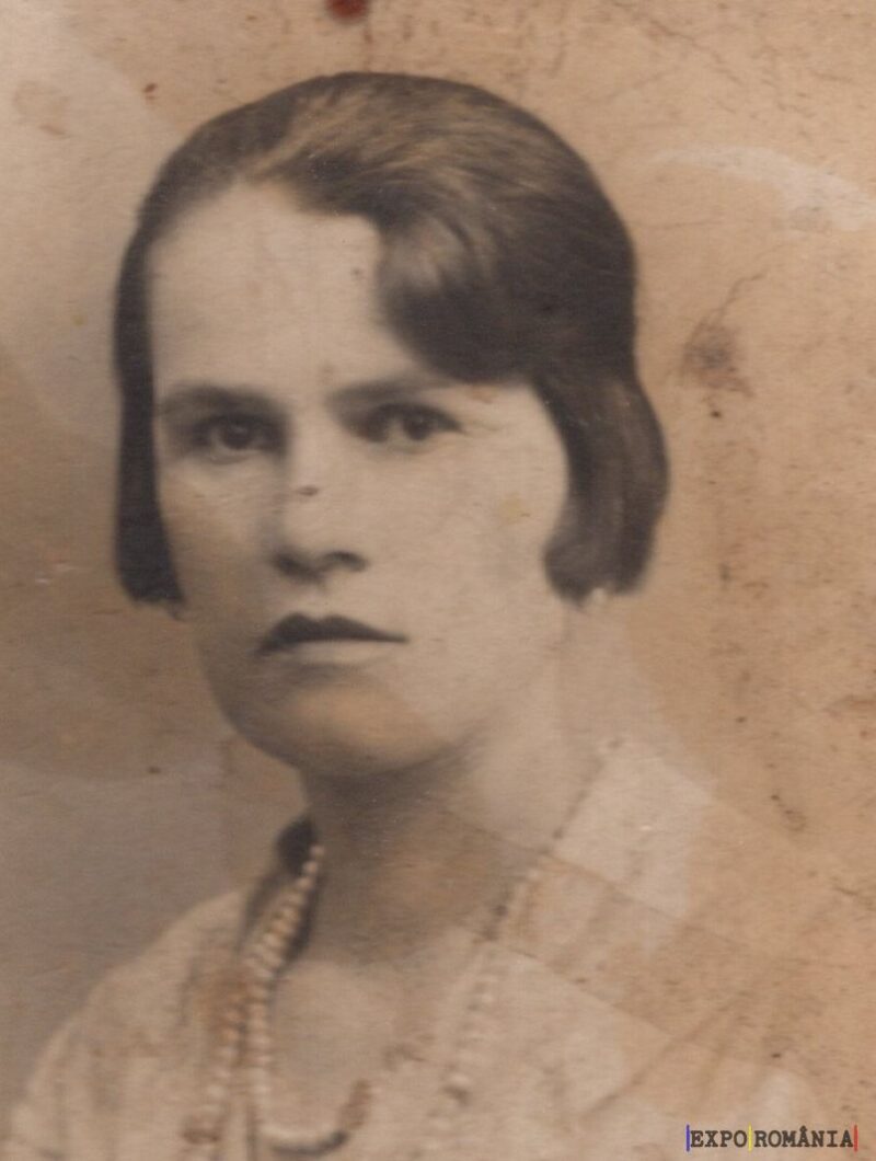 Femeie cu colier într-o fotografie veche