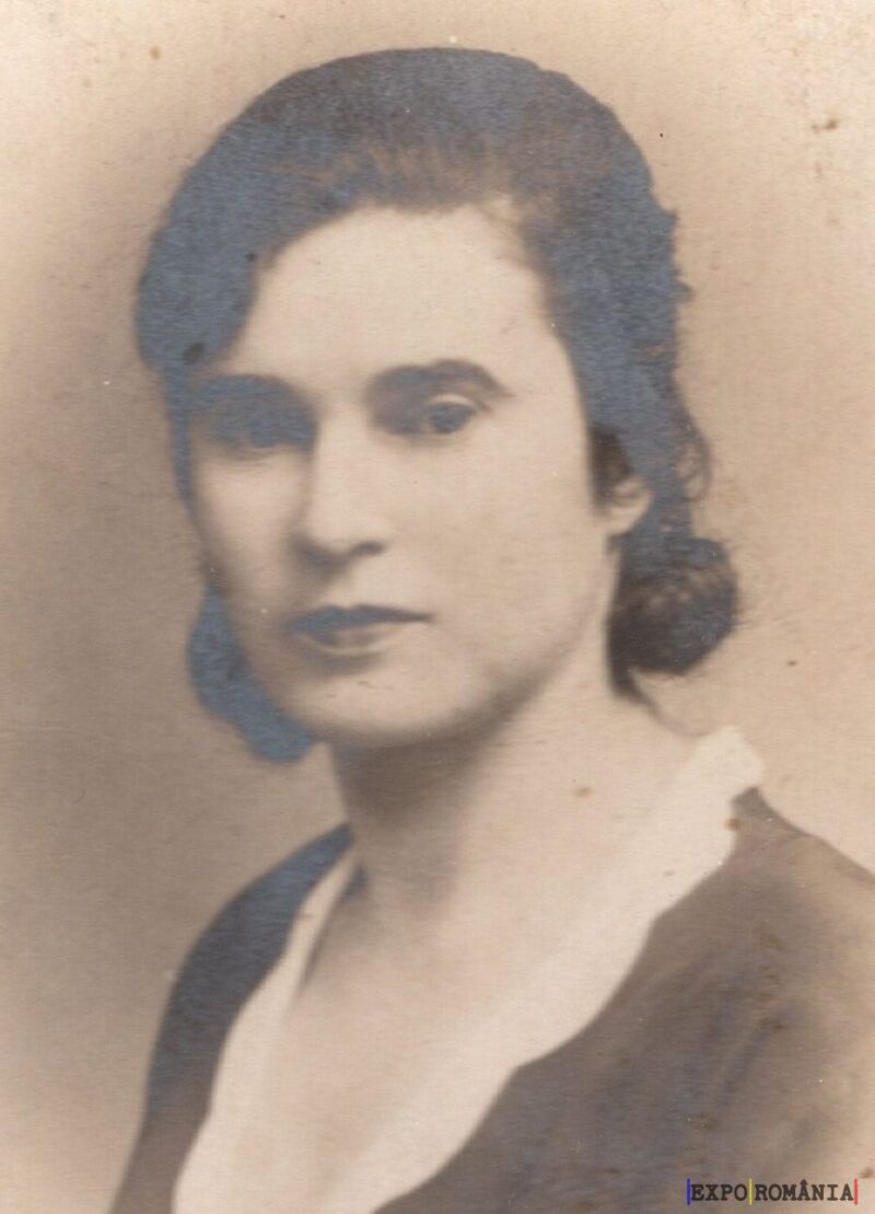 Portret alb-negru al unei femei