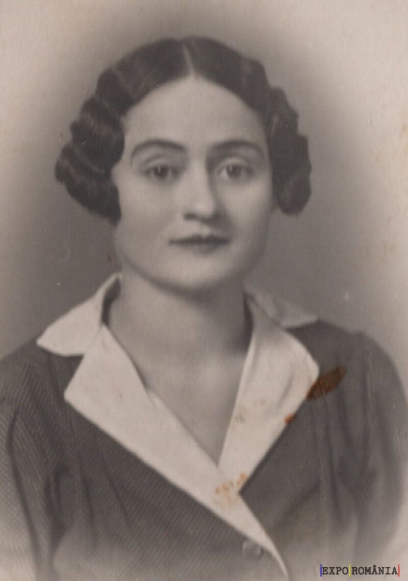 Portret de femeie în alb-negru