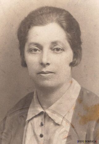 Portret alb-negru al unei femei elegante