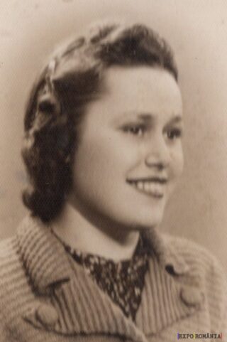 Portret alb-negru al unei femei zâmbitoare