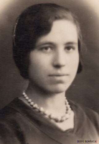 Portret alb-negru al unei femei