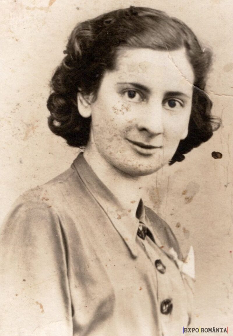 Portret vintage al unei femei zâmbitoare