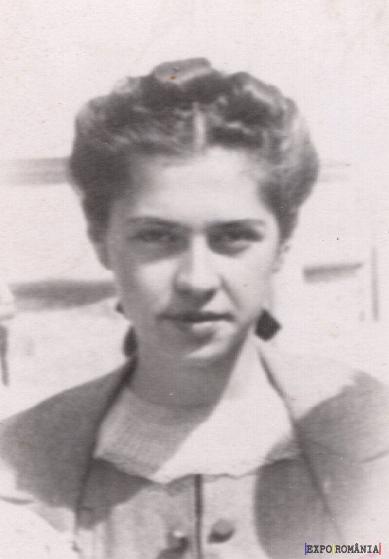 Portretul unei tinere femei în alb-negru