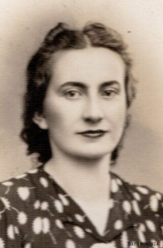 Portret alb-negru al unei femei