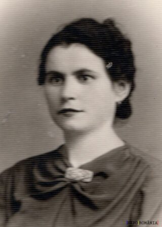 Portret de femeie în alb-negru