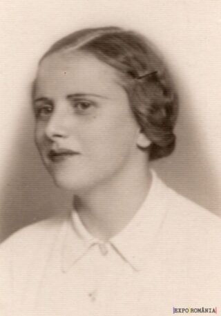 Portret alb-negru al unei femei jovem