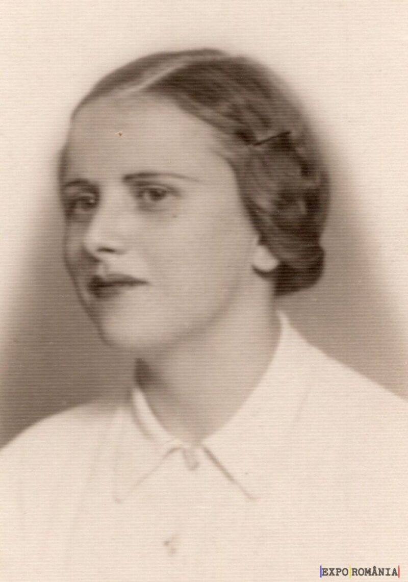 Portret alb-negru al unei femei jovem