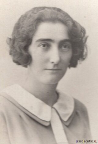 Portret alb-negru al unei femei cu guler alb