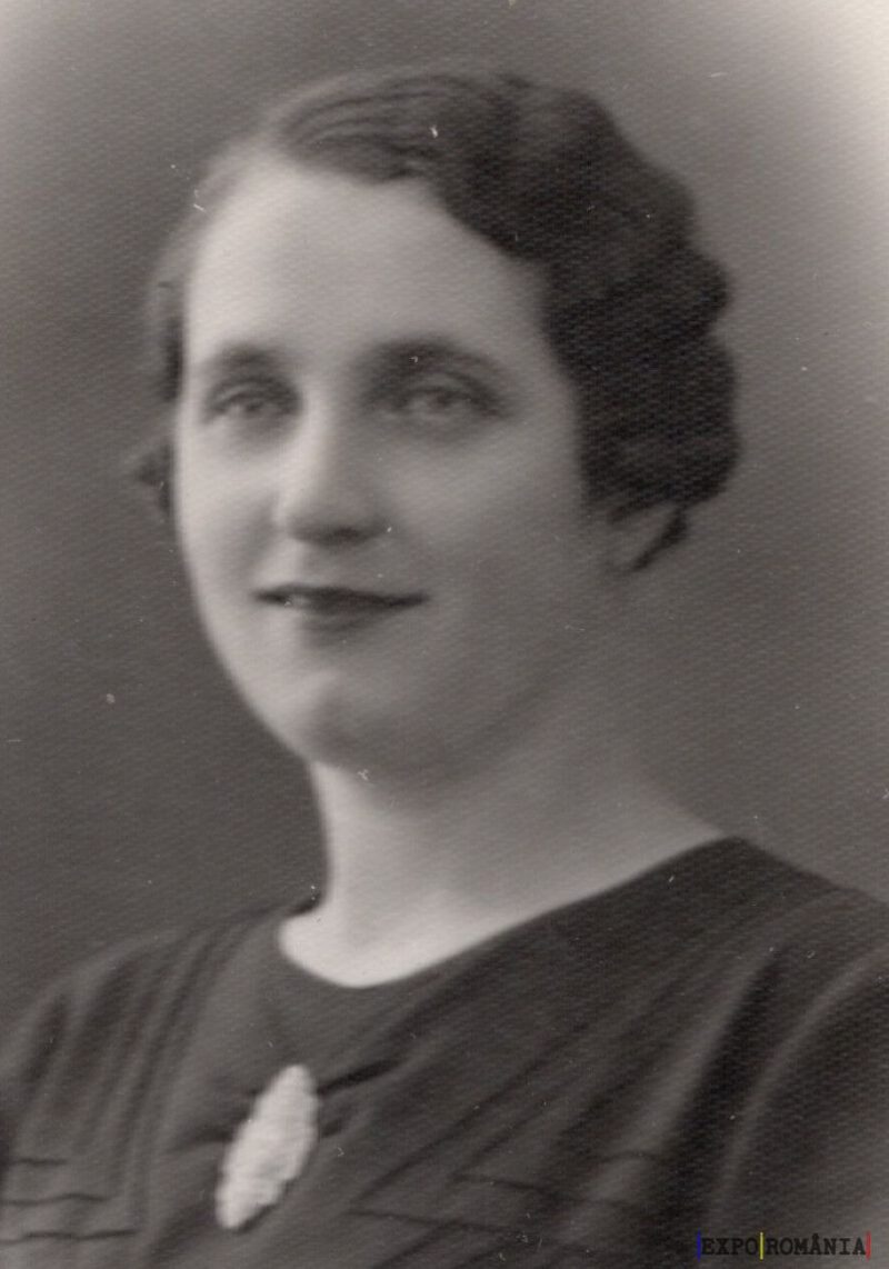 Portret alb-negru al unei femei zâmbitoare