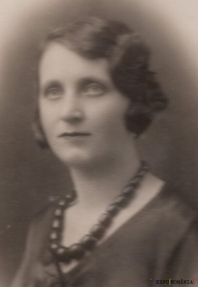 Portret vechi al unei femei cu colier