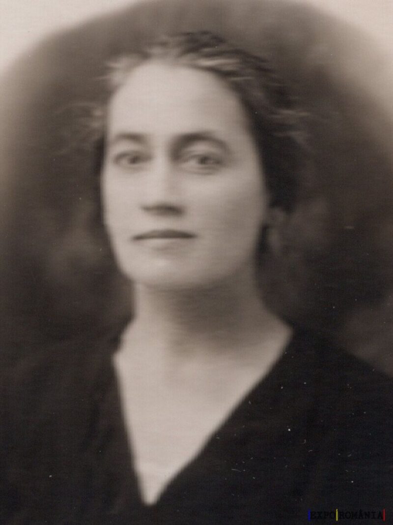 Portret vechi alb-negru al unei femei