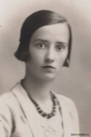 Portret alb-negru al unei femei tinere