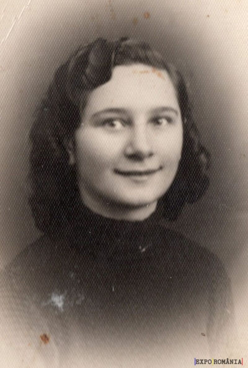 Portret de epocă al unei femei zâmbitoare