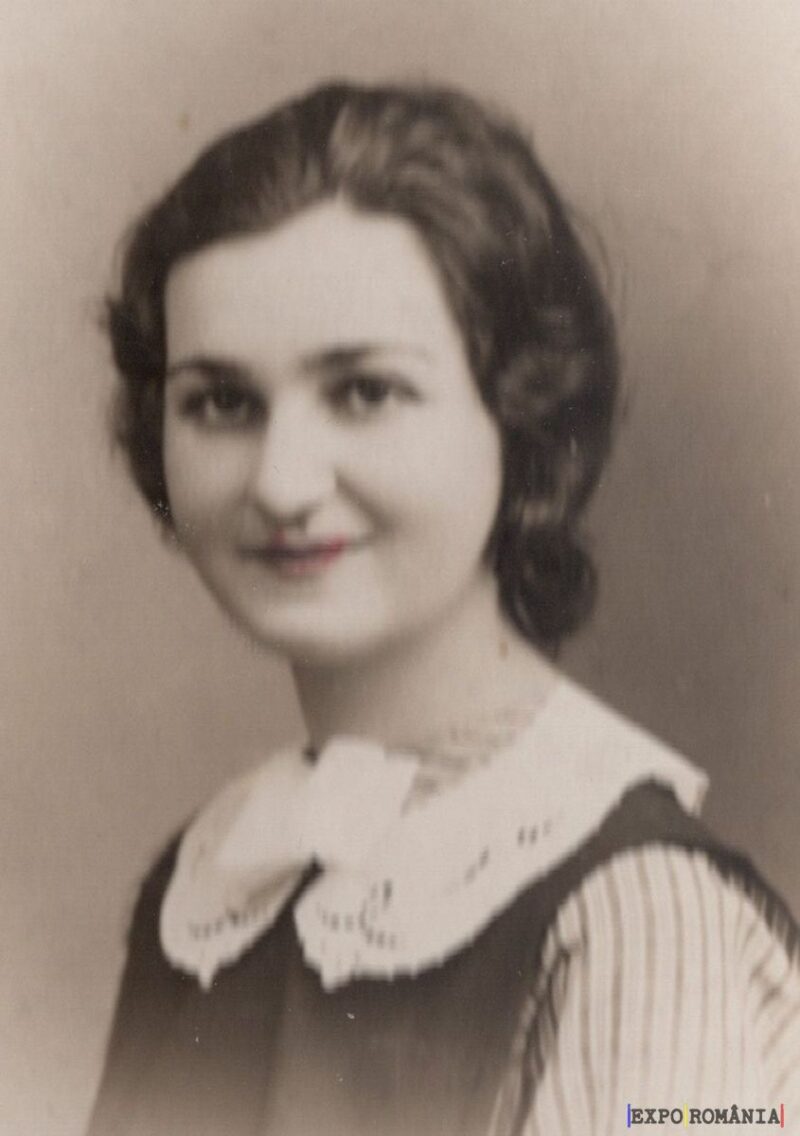 Portret de femeie zâmbitoare