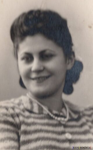 Zâmbet nostalgic într-o fotografie veche