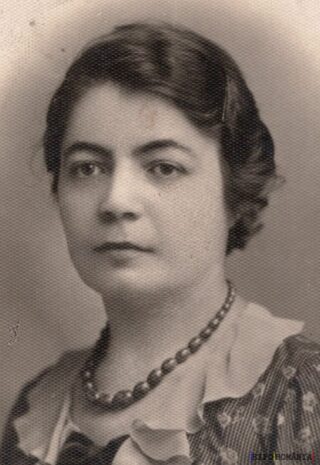 Portret alb-negru de femeie elegantă