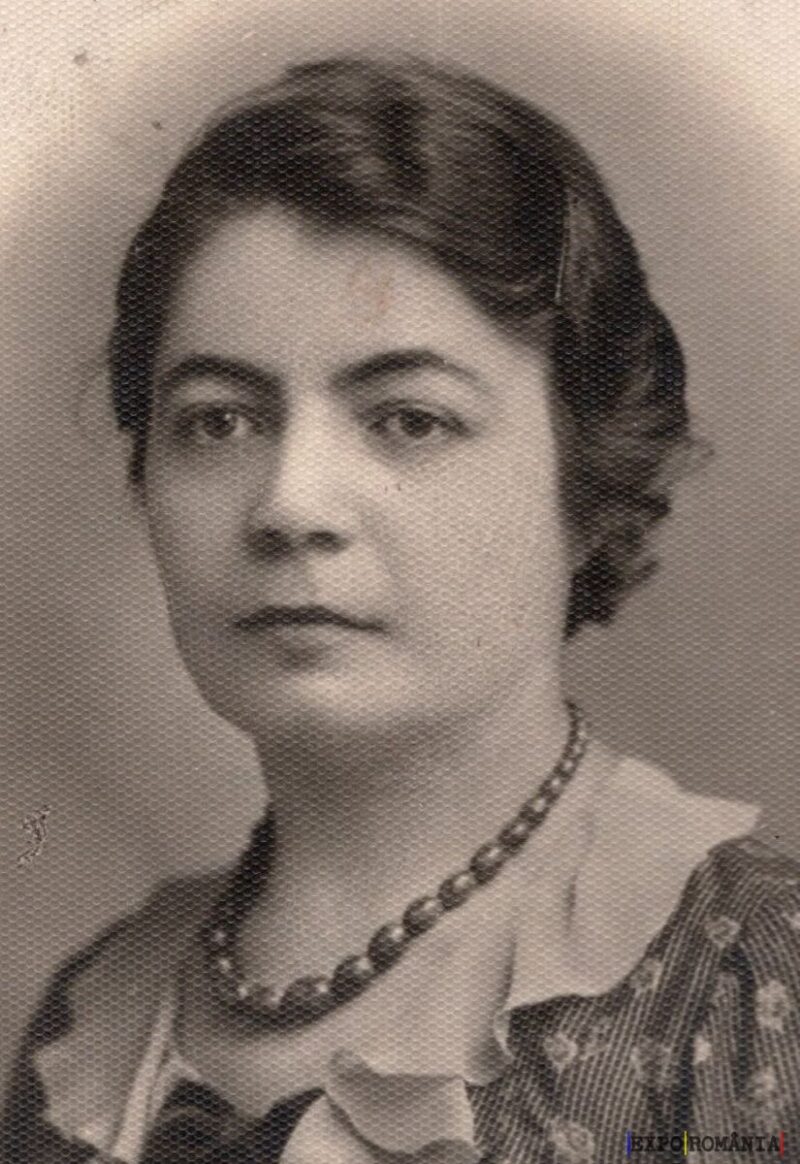 Portret alb-negru de femeie elegantă