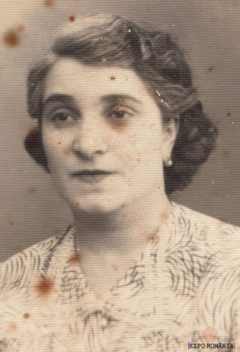 Portret vechi alb-negru al unei femei