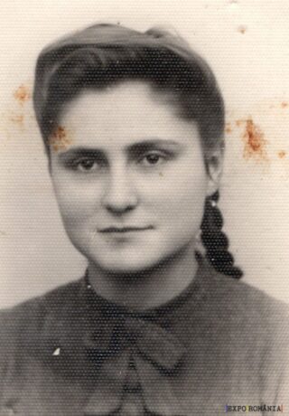 Portret alb-negru al unei tinere