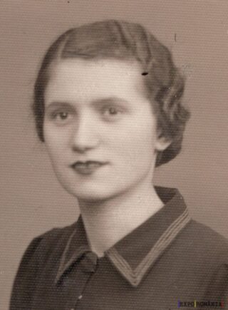 Portret alb-negru al unei femei tinere