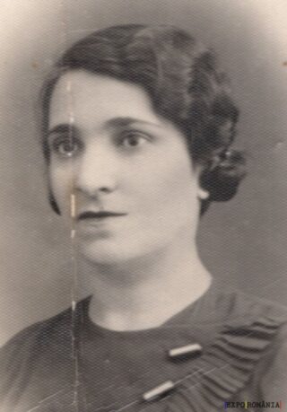 Portret alb-negru al unei femei