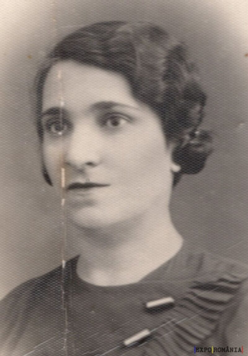 Portret alb-negru al unei femei