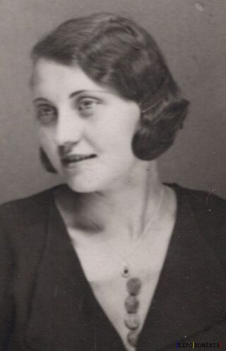 Portretul unei femei zâmbitoare