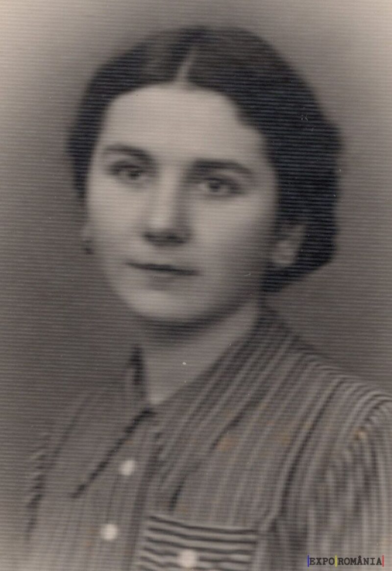 Portret de femeie în alb-negru