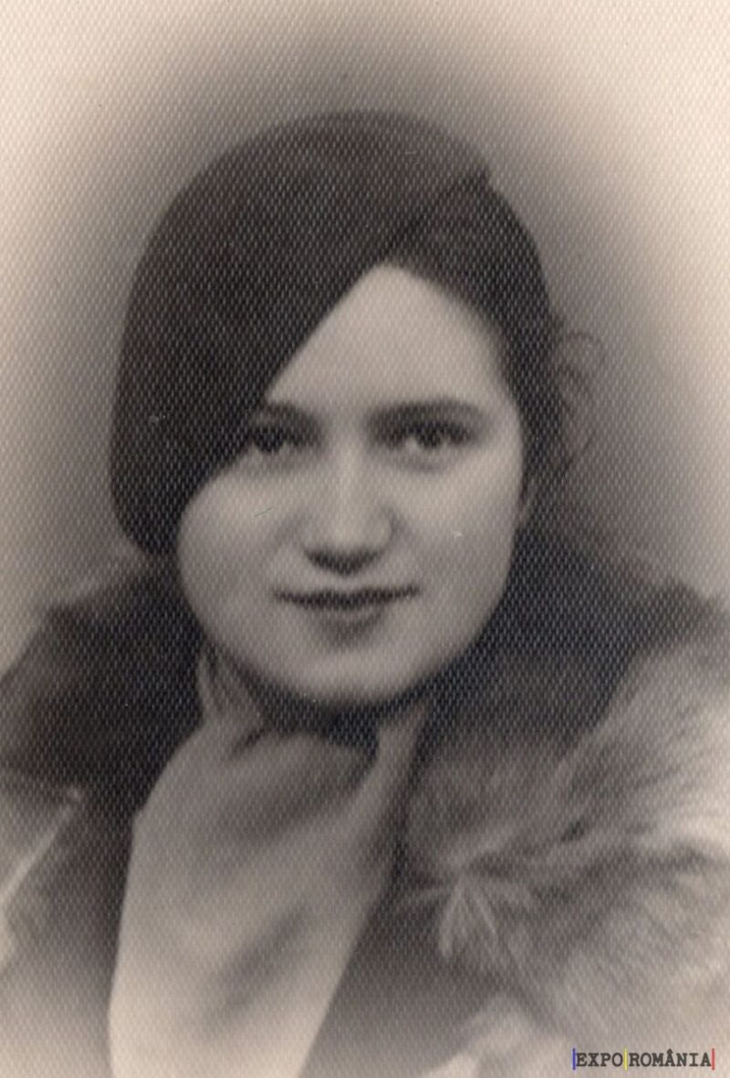 Portret alb-negru al unei femei elegante