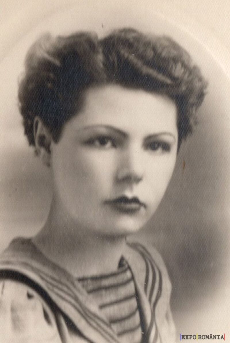 Portret alb-negru de epocă al unei femei