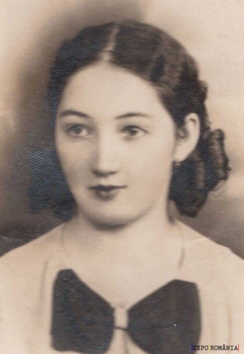 Portret de tânără în sepia